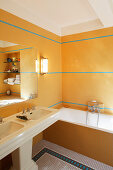 Badezimmer mit Vintage Doppelwaschbecken, Badewanne und Mosaikfliesen