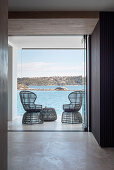 Designer-Outdoormöbel auf der Terrasse mit Meerblick
