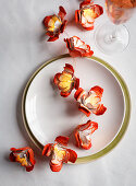Lichterkette mit Blüten aus Eierkarton als Tischdeko