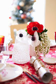 Weihnachtliche Tischdeko mit Anemonenblüten