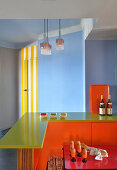 Bunte Frühstückstheke in Küche mit blauen Wänden