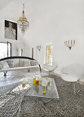 Wohnzimmer in Weiß mit filigranen Designermöbeln