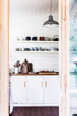 Blick in Küche mit weißem Unterschrank und Wandboards