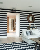 Schwarz-weiß gestreifte Wand im klassischen Wohnzimmer