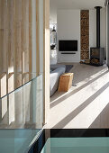 Linienspiel von Licht und Schatten im modernen Wohnzimmer