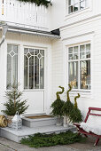 Schwedenhaus mit weihnachtlich dekoriertem Eingang