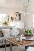 Gemütliches Wohnzimmer in Weiß und Beige im Winter