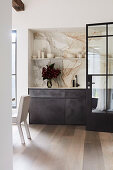 Blick auf elegante Küchenzeile mit Marmor-Rückwand in offenem Wohnbereich