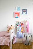 Garderobe und Wäschesack neben dem Bett im Kinderzimmer