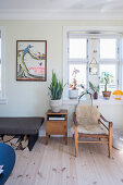 Vintagemöbel im Wohnzimmer mit hellem Holzboden