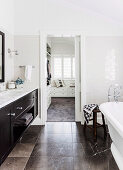 Badezimmer mit Marmorfliesenboden, Blick durch geöffnete Schiebetür in Ankleideraum