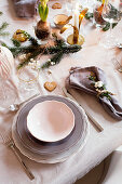 Weihnachtlich gedeckter Tisch in Grautönen mit Naturdeko