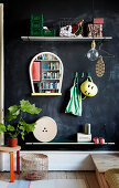 DIY-Garderobe aus Regalbrettern an schwarzer Wand