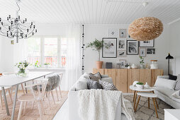 Wohn- und Esszimmer im Skandinavischen Stil in Naturtönen