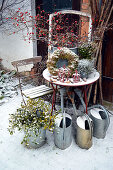 Winterliche Terrasse mit Hagebutten-Strauß