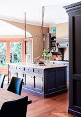 Kitchen island with gray cassette fronts in an open kitchen