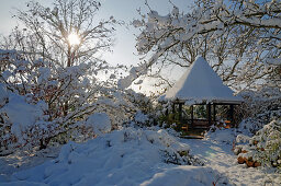 Verschneiter Pavillon im winterlichen Garten