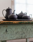 Schwarzes Basalt-Teeservice aus den 1920er Jahren auf rustikalem Tisch