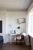 Arbeitsecke im Wohnzimmer mit weißer Wand