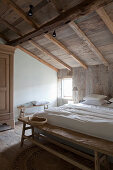 Rustikales Schlafzimmer mit Wänden, Boden und Decke aus Holz