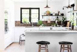 Küchentresen als Raumteiler zur offenen Küche mit rustikaler Deko