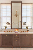 Luxuriöses Badezimmer mit Marmor und symmetrischem Aufbau