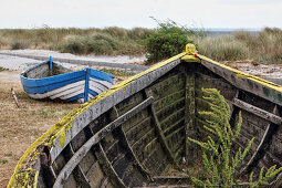 Bunte alte Boote liegen am Strand