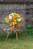 Herbststrauß mit Hortensie, Chrysanthemen, Sonnenblumen und Eichenlaub