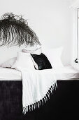 Tagesbett mit Kissen und Fransendecke