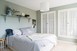 Klassisches Schlafzimmer in Hellgrau und Weiß mit Wandschrank