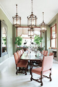 Esstafel mit eleganten Kerzenhaltern und Stühlen in hellem Esszimmer