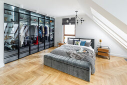 Doppelbett und maßgefertigter Kleiderschrank mit Glastüren im Schlafzimmer