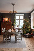 White, Georgian dining table in festively decorated interior