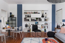 Multifunktionaler Wohnraum in Blau und Weiß im Japandi-Stil
