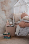 Girls' room in natural tones with a four-poster bed in the shape of a house
