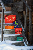 Geschenkpäckchen in farbenfrohem Papier mit Schablonenmustern dekoriert