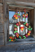 DIY-Fensterkränze aus Weidengeflecht, Filzblättern und Filzblüten