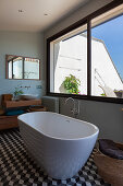 Bad mit moderner freistehender Badewanne und Hexagon-Fliesenboden