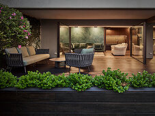 Outdoor-Möbel auf der Terrasse, Blick ins elegante Wohnzimmer