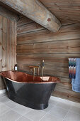 Freistehende Kupfer-Badewanne im Bad im Blockhaus