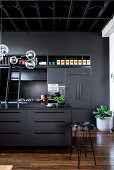 Moderne schwarze Küche mit Kücheninsel und Einbauschränken
