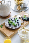 Flacher Kuchen mit Heidelbeeren, Zitronenmelisse und Sahne