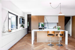 Moderne offene Küche mit Kücheninsel und Fischgrätparkett