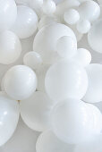 White balloons of different sizes