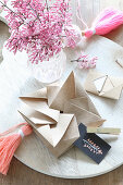 In Origamitechnik gefalteter Umschlag und Zwergflieder