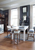 Weißer Esstisch mit Holzbank und Stühlen im Zimmer mit grauen Wänden