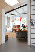 Blick ins weihnachtlich dekoriertem Wohnzimmer mit Sternendeko
