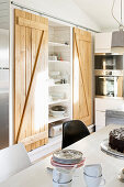 Küchenregal mit Holzschiebetüren