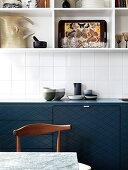 Offene Regale über der Küchenzeile mit dunkelblauen Fronten