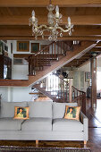 Graues Sofa im offenen Wohnraum über mehrere Etagen